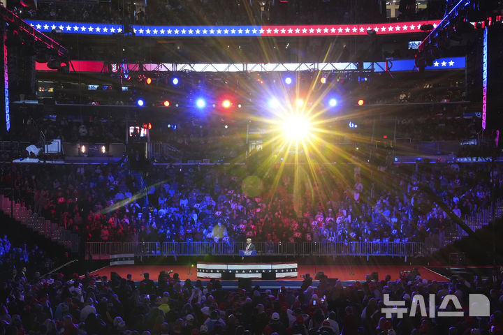 [워싱턴=AP/뉴시스] 도널드 트럼프 미국 대통령 당선인이 19일(현지 시간) 워싱턴에서 열린 대통령 취임식 전야 집회에서 연설하고 있다. 2025.01.20.