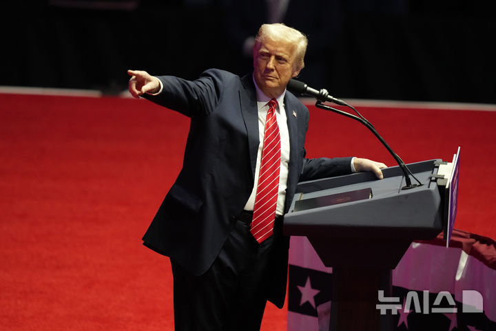 [워싱턴=AP/뉴시스]도널드 트럼프 차기 미국 대통령이 19일(현지 시간) 워싱턴 캐피털 원 아레나에서 취임 전야 연설을 하고 있다. 2025.01.20.