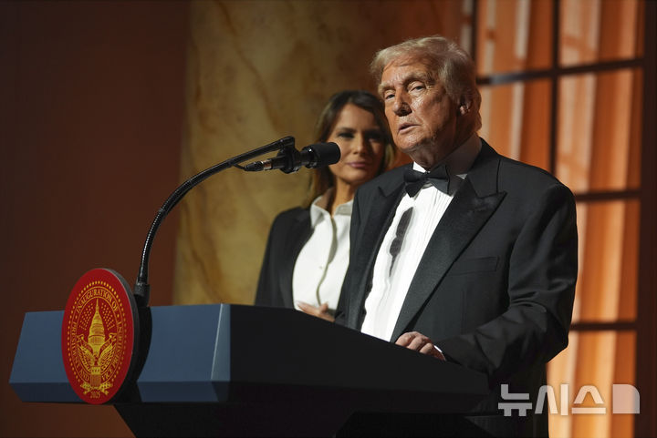 [워싱턴=AP/뉴시스] 도널드 트럼프 미국 대통령 당선인이 19일(현지 시간) 워싱턴DC에서 열린 취임 전야 만찬에 참석해 연설하고 있다. 2025.01.20.