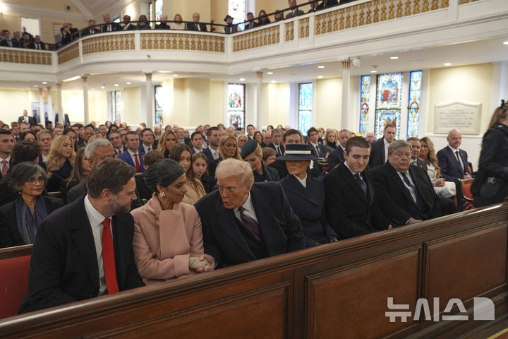 [워싱턴=AP/뉴시스] 20일(현지시간) 제47대 미국 대통령 취임식을 앞두고 도널드 트럼프 대통령 당선인(왼쪽에서 세번째)과 부인 멜라니아 여사(왼쪽에서 네번째),  JD 밴스 부통령 당선인(왼쪽에서 첫번째)와 부인 우샤 밴스 여사가 백악관 근처에 있는 세인트존스 성공회 교회에서 예배에 앞서 인사를 나누고 있다. 2025.01.20