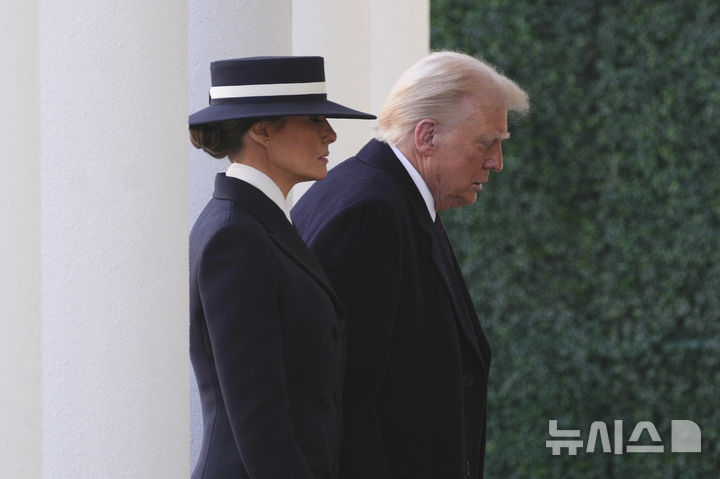 [워싱턴=AP/뉴시스] 제47대 미국 대통령 취임식을 앞두고 도널드 트럼프 대통령 당선인과 부인 멜라니아 여사가 예배에 참석하기 위해 백악관 근처에 있는 세인트존스 성공회 교회로 들어가고 있다. 2025.01.20 