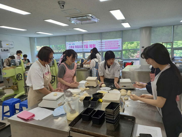 [진주=뉴시스]진주-산청 주민과 함께하는 맞춤요리 1일 체험 프로그램 운영.(사진=뉴시스 DB).photo@newsis.com *재판매 및 DB 금지