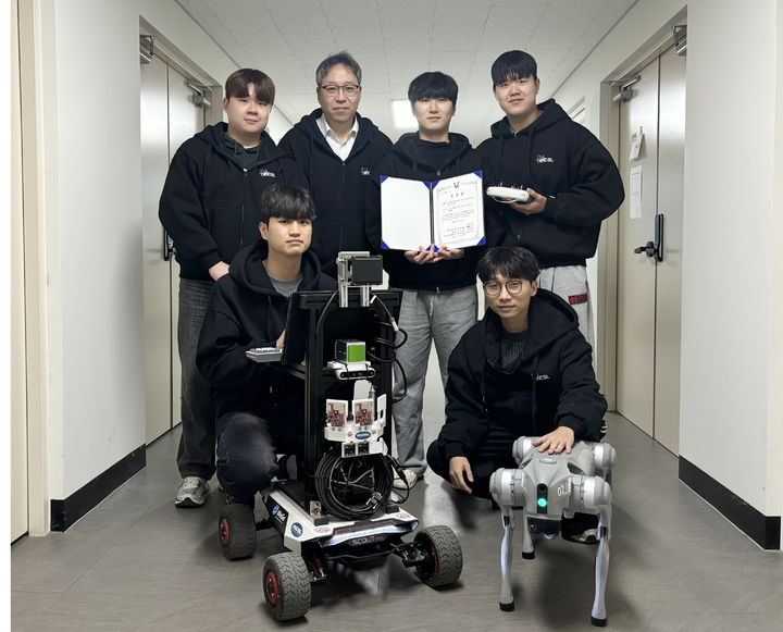 세종대 AI로봇학과 송진우(뒷줄 왼쪽 두 번째) 교수와 INCSL 연구팀 학생들이 CICS 24 정보 및 제어 학술대회 우수논문상 기념 촬영을 하고 있다.(사진=세종대 제공) *재판매 및 DB 금지