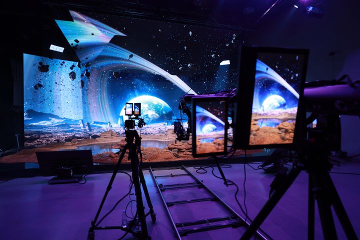 [서울=뉴시스] 네이버가 자사 숏폼 서비스 '클립' 창작자들에게 더 쉽고 빠르게 고품질의 클립 영상을 제작할 수 있도록 버추얼 프로덕션 기술, 인공지능(AI) 기반 자동 편집 기능 등을 지원한다. 사진은 버추얼 프로덕션 '비전스테이지' (사진=네이버 제공) *재판매 및 DB 금지