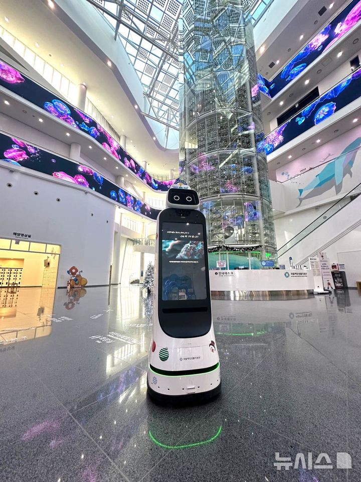 [서울=뉴시스] 씨큐리움 로비에 배치된 안내로봇 '씨큐봇'.