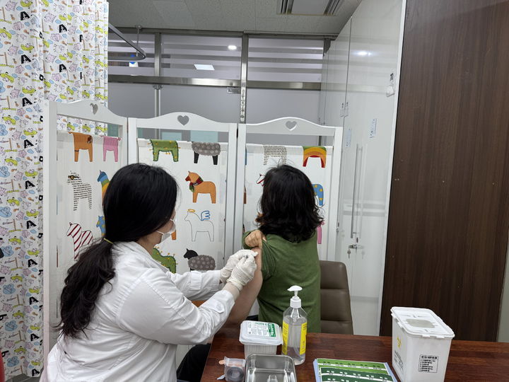 [진주=뉴시스]진주시, 인플루엔자 예방접종.(사진=진주시 제공).2025.01.20.photo@newsis.com *재판매 및 DB 금지