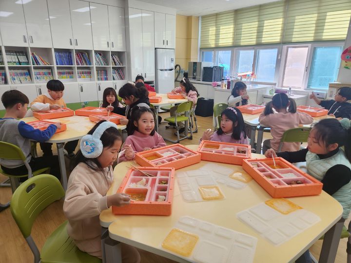 [통영=뉴시스] 신정철 기자= 통영시는 민선8기 시장공약 사업으로 지난해에 이어 올해에도 맞벌이 가정 등의 자녀들이 이용하는 초등 돌봄교실(늘봄학교)에 방학 중 점심 도시락을 지원하는 ‘우리 아이 건강도시락 지원사업’을 추진하고 있다고 20일 밝혔다.(사진=통영시 제공).2025.01.20. photo@newsis.com *재판매 및 DB 금지