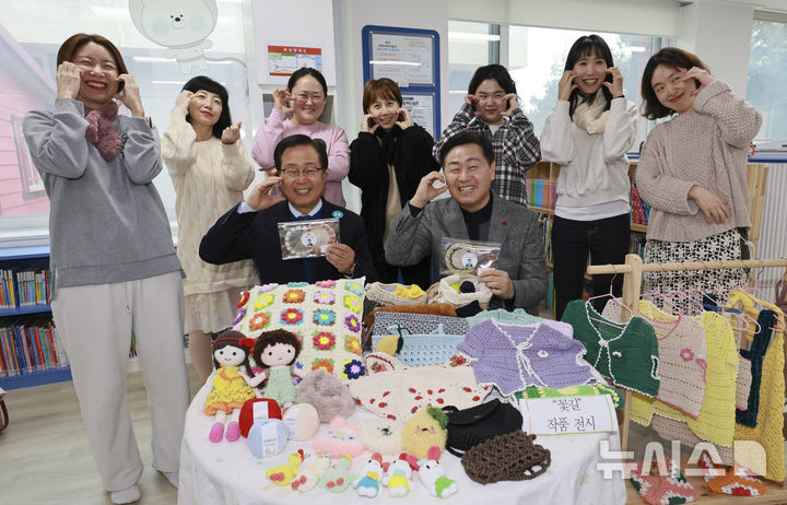 [완주=뉴시스] 설명절을 앞둔 20일 김관영 전북특별자치도지사가 완주군가족센터를 방문해 다문화가족을 격려하고 함께 체험프로그램에 참여하며 고향의 정을 나누고 있다. 2025.01.20 (사진= 전북자치도 제공) *재판매 및 DB 금지