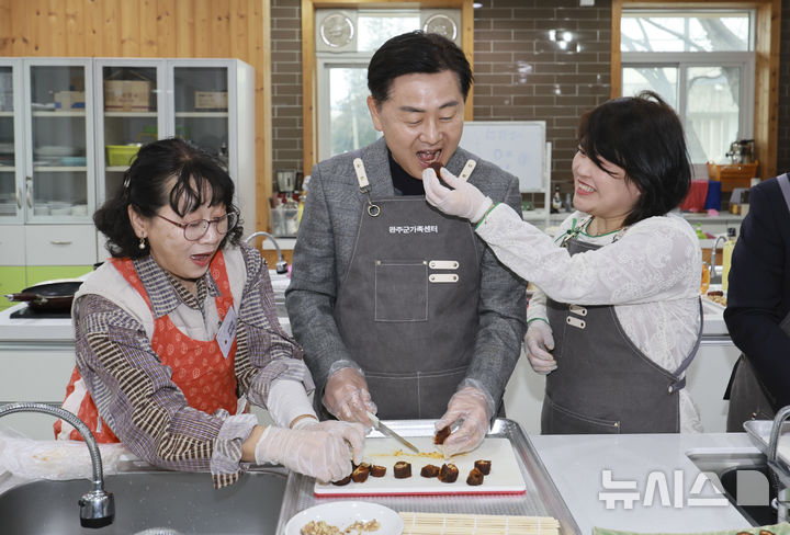 [완주=뉴시스] 설명절을 앞둔 20일 김관영 전북특별자치도지사가 완주군가족센터를 방문해 다문화가족을 격려하고 함께 체험프로그램에 참여하며 고향의 정을 나누고 있다. 2025.01.20 (사진= 전북자치도 제공) *재판매 및 DB 금지