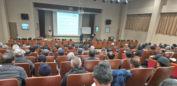 [고성(경남)=뉴시스] 신정철 기자= 경남 고성군은 오는 2월 11일부터 2월 21일까지 기간 내 8일에 걸쳐 농업 신기술 보급과 농업인의 소득 향상을 돕기 위한 ‘2025년도 새해농업인 실용교육’을 실시한다고 20일 밝혔다.사진은 지난해 고성군 실용교육 모습.(사진=고성군 제공).2025.01.20. photo@newsis.com *재판매 및 DB 금지