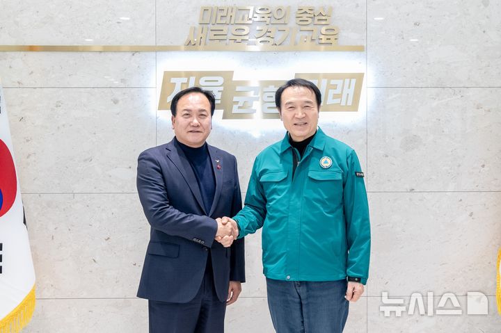 [오산=뉴시스] 이권재시장(사진 왼쪽)과 임태희 경기교육감 (사진= 오산시 제공) 2025.01.20.photo@newsis.com 