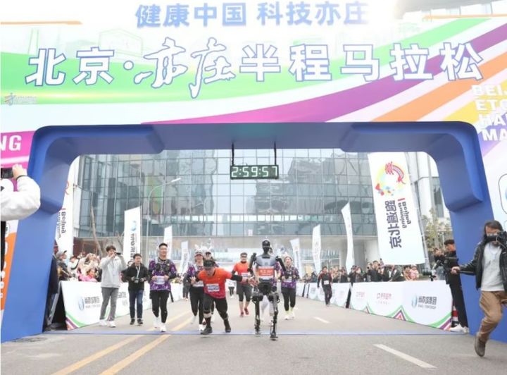 지난해 11월 베이징에서 열린 하프마라톤 대회의 결승선에 휴머노이드가 나타나 참가자들을 응원하고 있다.(출처: SCMP) 2025.01.20. *재판매 및 DB 금지