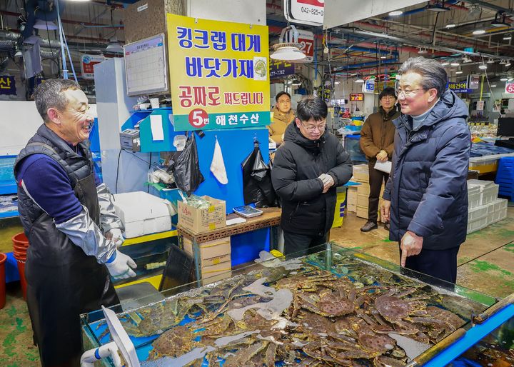 [대전=뉴시스] 조명휘 기자 = 정용래(오른쪽) 대전 유성구청장이 20일 오전 노은농수산물 시장을 방문, 상인들을 격려하고 애로사항을 듣고 있다. (사진= 유성구 제공) 2025.01.20. photo@newsis.com *재판매 및 DB 금지