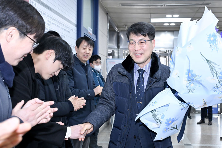 [대구=뉴시스]김정기 신임 대구시 행정부시장이 20일 오전 대구시청 로비에서 공무원들의 취임 축하인사를 받고 있다(사진=대구시 제공) 2025.01.20 photo@newsis.com *재판매 및 DB 금지