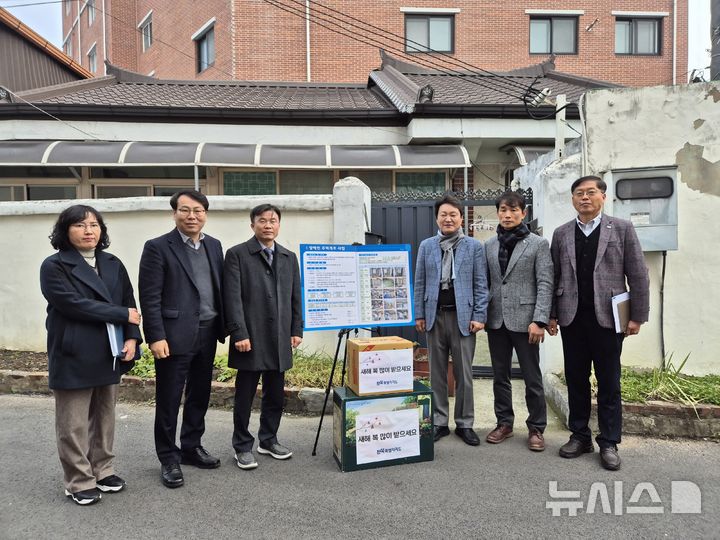 [익산=뉴시스] 김형우 전북자치도 건설교통국장과 김대중 도의회 경제건설산업위원장 등은 20일 익산시에 거주하는 저소득 장애인 가구를 직접 방문해, 주택 개조 사업에 대한 애로사항을 듣고 생필품을 전달하는 시간을 가졌다. 2025.01.20&nbsp; *재판매 및 DB 금지