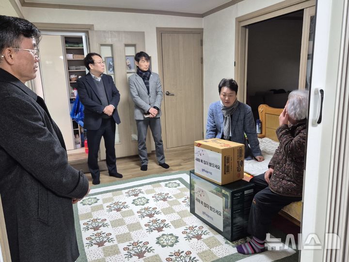 [익산=뉴시스] 김형우 전북자치도 건설교통국장과 김대중 도의회 경제건설산업위원장 등은 20일 익산시에 거주하는 저소득 장애인 가구를 직접 방문해, 주택 개조 사업에 대한 애로사항을 듣고 생필품을 전달하는 시간을 가졌다. 2025.01.20 *재판매 및 DB 금지