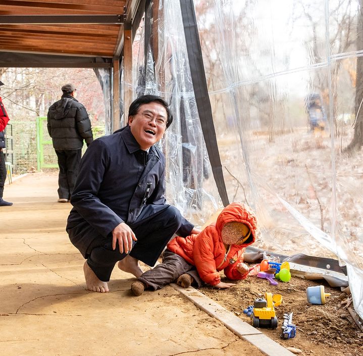[서울=뉴시스] 가양동 공암나루 근린공원 황톳길 조성 현장방문. 2025.01.20. (사진=강서구 제공) *재판매 및 DB 금지