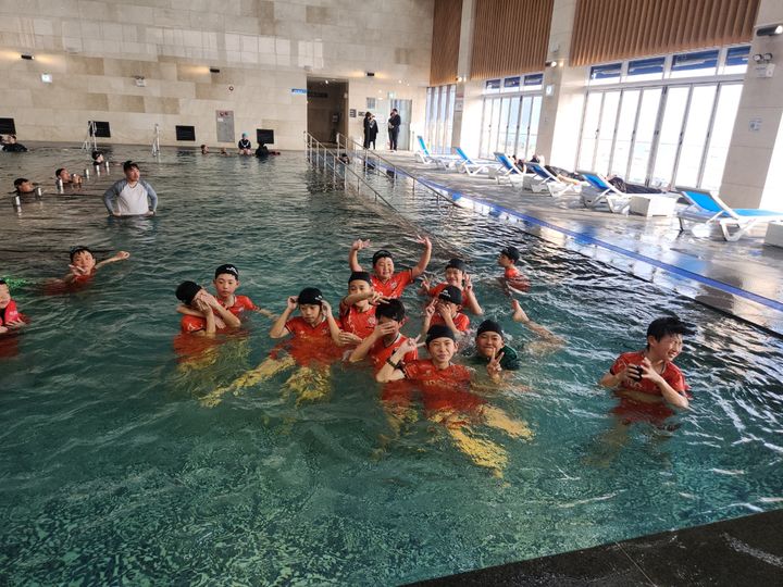 [광주=뉴시스] 전남 완도군은 20일 동계 전지훈련에 참여하고 있는 선수들이 해양치유 프로그램을 통해 피로회복과 경기력 향상에 나서고 있다고 밝혔다. (사진=완도군 제공). 2025.01.20. photo@newsis.com *재판매 및 DB 금지