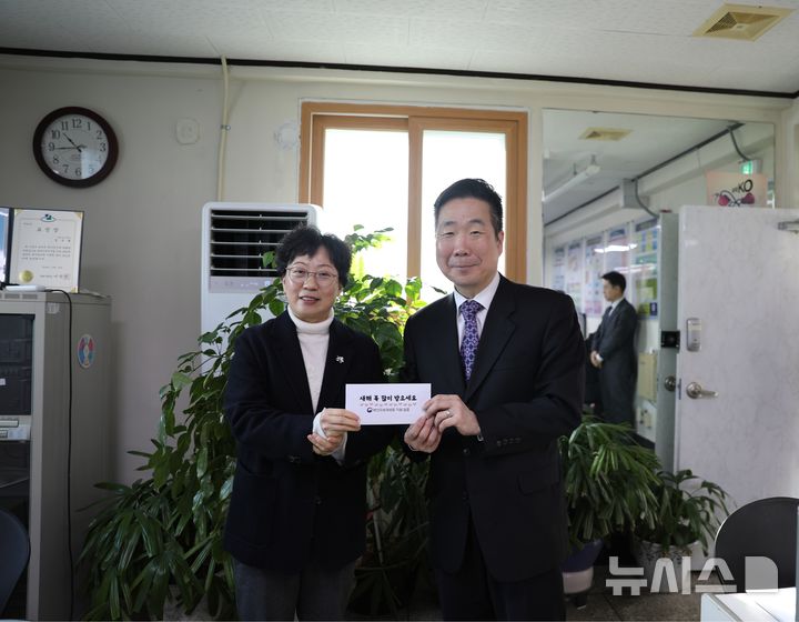 [부산=뉴시스] 이동운 부산지방국세청장이 20일 연제구에 있는 장애인 거주시설 성우원에 방문해 위문품과 위문금을 전달하고 있다. (사진=부산지방국세청 제공) 2025.01.20. photo@newsis.com