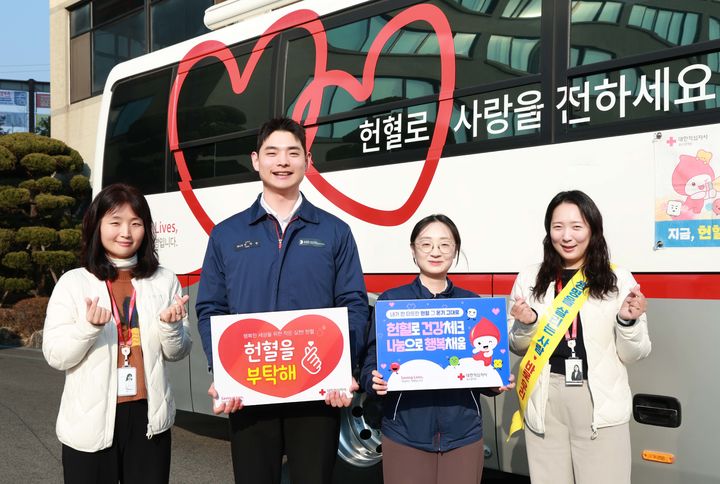 [울산=뉴시스] 박수지 기자 = HD현대 울산 지역 계열사들이 20일부터 24일까지 단체헌혈을 진행하는 가운데 임직원들이 헌혈 후 기념촬영을 하고 있다. (사진 =울산혈액원 제공) 2025.01.20. photo@newsis.com *재판매 및 DB 금지