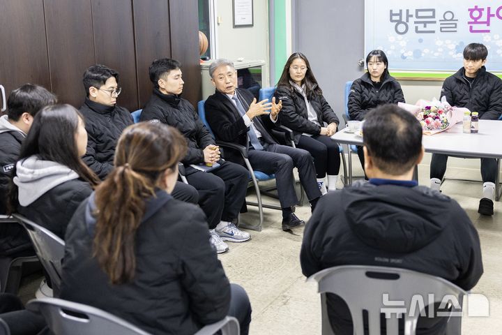 [인천=뉴시스] 윤환 인천 계양구청장이 계양구체육회 실무직원들과 소통하고 있다. (사진=계양구 제공) 2025.01.20. photo@newsis.com *재판매 및 DB 금지