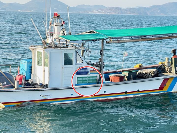 [여수=뉴시스] 여수해경이 적발한 허가 받지 않은 어선 표지판을 부착한 어선. (사진=여수해경 제공) 2025.01.20. photo@newsis.com *재판매 및 DB 금지