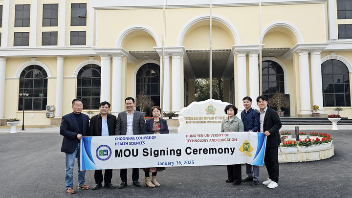 [울산=뉴시스] 구미현 기자 = 춘해보건대는 지난 16일 '베트남 흥옌 기술교육대학교(Hung Yen University of Technology and Education, UTEHY)'와 세종학당 개설 등을 위한 협약을 체결한 뒤 기념촬영을 하고 있다. 2025.01.20. (사진=춘해보건대 제공) photo@newsis.com *재판매 및 DB 금지