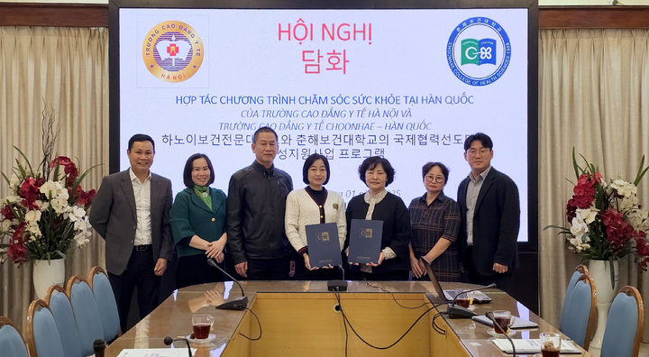 [울산=뉴시스] 구미현 기자 = 춘해보건대는 지난 15일 베트남 '하노이 보건전문대학교(Trường Cao Đẳng Y Tế Hà Nội)'와 국제교류를 위한 업무협약을 체결한 뒤 기념촬영을 하고 있다. 2025.01.20. (사진=춘해보건대 제공) photo@newsis.com *재판매 및 DB 금지
