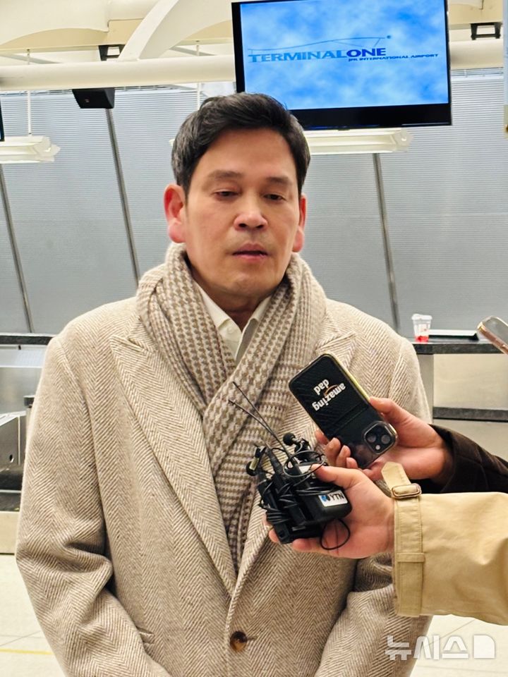 [서울=뉴시스] 정용진 신세계그룹 회장이 17일(현지시간) 미국 뉴욕 JKF공항에서 기자들과 인터뷰하고 있다. (사진=신세계그룹 제공) 