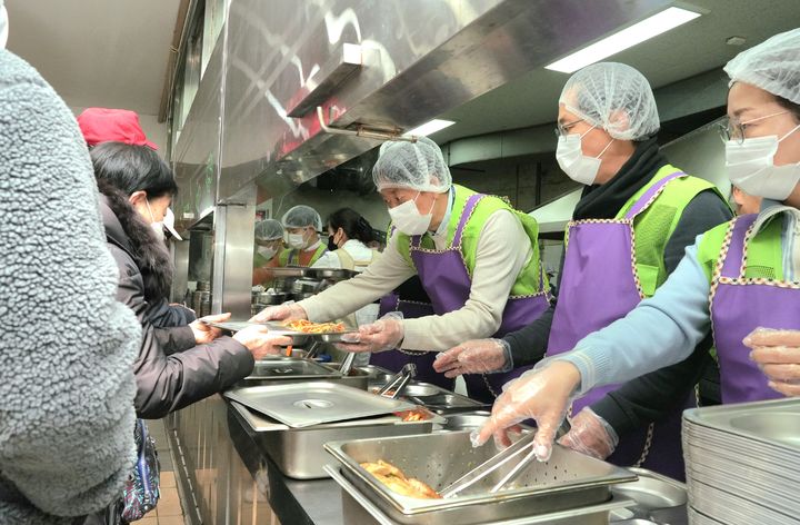 [전주=뉴시스] 20일 전북 전주시 안골노인복지관에서 김태현 국민연금공단 이사장 및 직원들이 노인분들을 위해 점심 배식을 진행하고 있다. (사진=국민연금공단 제공) 2025.01.20. photo@newsis.com *재판매 및 DB 금지