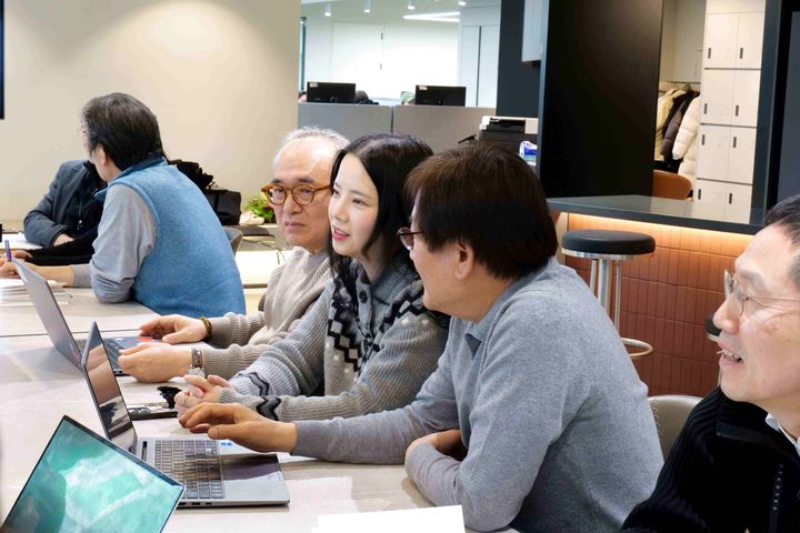 [서울=뉴시스] PTKOREA가 시니어 인턴과 Z세대간의 협업 프로젝트 '시너Z'를 진행하고 있다. (사진=PTKOREA 제공) 2025.01.20. photo@newsis.com *재판매 및 DB 금지