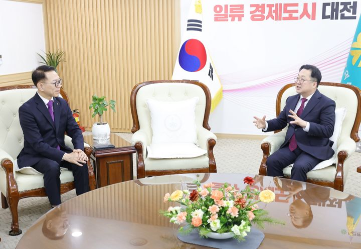 [대전=뉴시스]이장우 대전시장과 한화이글스 박종태 대표. (사진=대전시 제공). 2025. 01. 20 photo@newsis.com *재판매 및 DB 금지