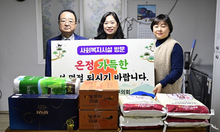 [광주=뉴시스] 광주 북구의회 최무송 의장(왼쪽 첫 번째)이 20일 지역 복지시설을 방문해 설 명절 위문품을 전달한 뒤 기념사진을 찍고 있다. (사진 = 광주 북구의회 제공) 2025.01.20. photo@newsis.com *재판매 및 DB 금지