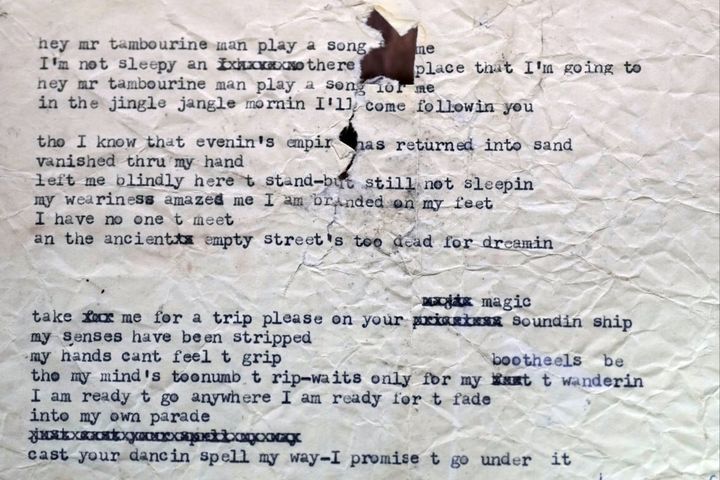 [서울=뉴시스]미국 음악의 전설이라 불리는 밥 딜런의 대표곡 '미스터 탬버린맨'(Mr. Tambourine Man)의 가사 초안이 미국 테네시주 내슈빌에서 열린 경매에서 50만 8000달러(약 7억 3584만 원)에 낙찰됐다.(사진=SCMP 갈무리) *재판매 및 DB 금지