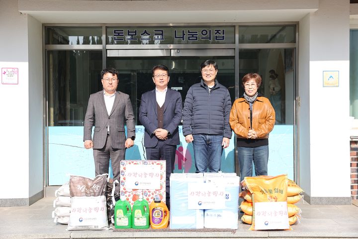 [광주=뉴시스] 광주지방국세청(청장 박광종)은 20일 설명절을 앞두고 광주 북구 신안동 '돈보스코 나눔의집'을 위로 방문했다. (사진=광주국세청 제공). 2025.01.20. photo@newsis.com *재판매 및 DB 금지