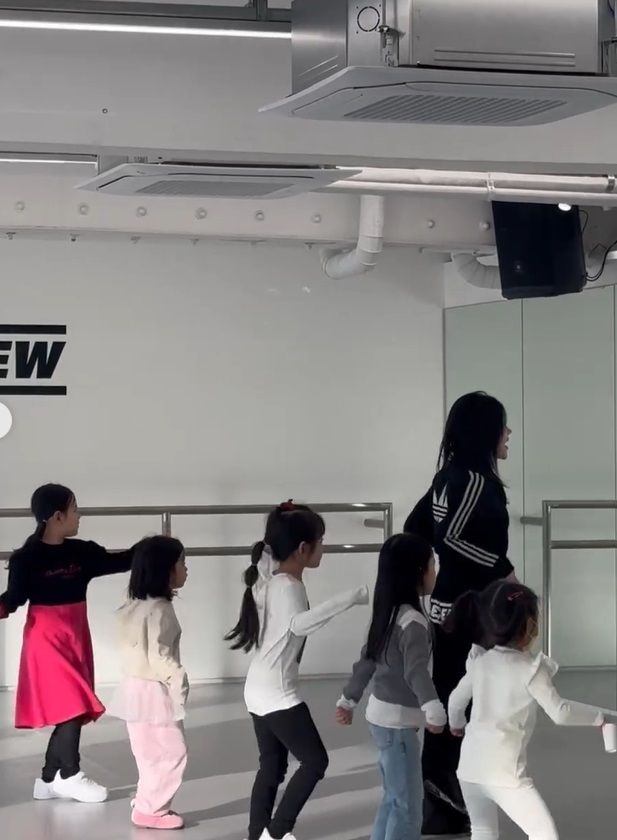 [서울=뉴시스] 배우 정준호 딸 정유담 양이 댄스 학원에서 친구들과 춤을 추고 있다. (사진=이하정 인스타그램 캡처) 2025.01.20. photo@newsis.com&nbsp;&nbsp; *재판매 및 DB 금지