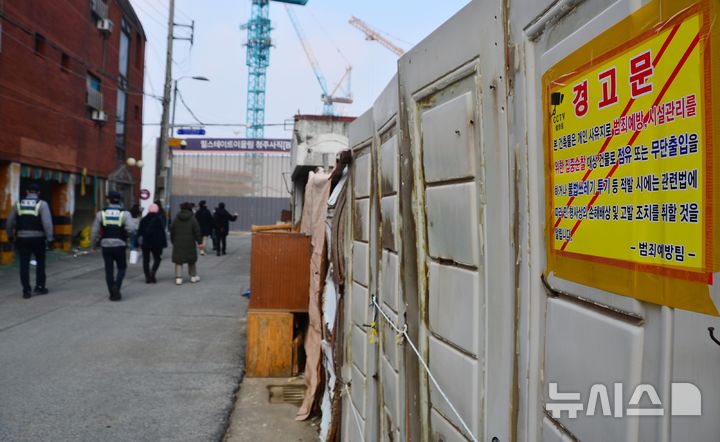 [청주=뉴시스] 서주영 기자 = 충북 청주청원경찰서 직원들이 청주시 서원구 사직동의 한 재개발구역에서 범죄 예방을 위한 빈집 밀집 지역 점검을 하고 있다. 2025.01.20. juyeong@newsis.com