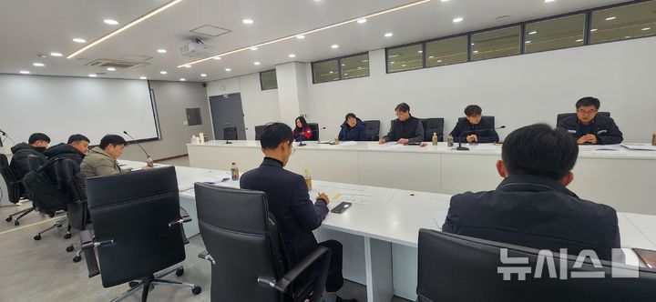 [창원=뉴시스]20일 경남테크노파크 회의실에서 경남도 주관 '암모니아 혼소 연료추진시스템 선박 규제자유특구 사업' 수시점검 회의가 열리고 있다.(사진=경남도 제공) 2025.01.20. photo@newsis.com