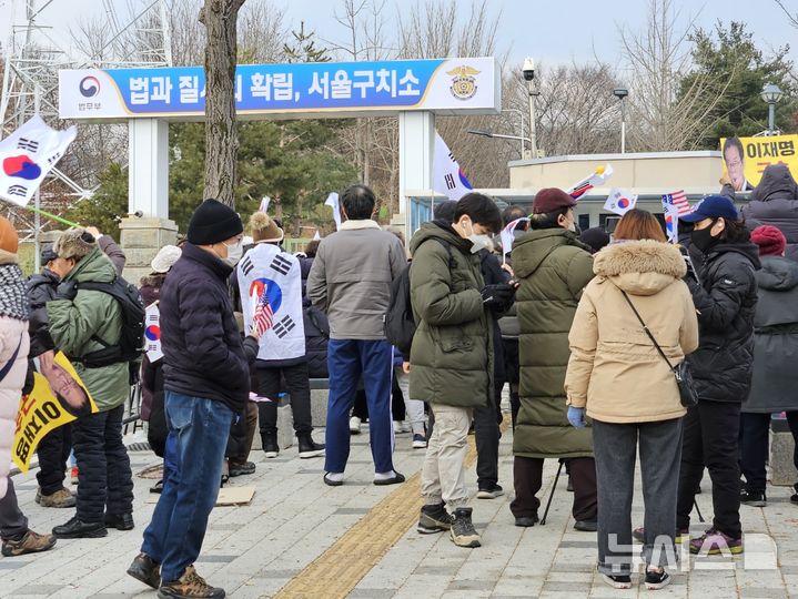 [의왕=뉴시스] 박석희기자=윤석열 대통령 지지자들이 20일에도 의왕 서울구치소 정문 앞에서 집회를 이어갔다. 2025.01.20. phe@newsis.com