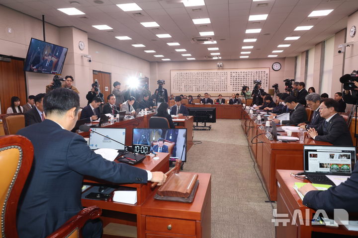 [서울=뉴시스] 고승민 기자 = 정청래 국회 법사위원장이 20일 서울 여의도 국회에서 제421회 국회(임시회) 법제사법위원회 제2차 전체회의,서울서부지방법원 소요사태 관련 긴급현안질의를 개의하고 있다. 2025.01.20. kkssmm99@newsis.com