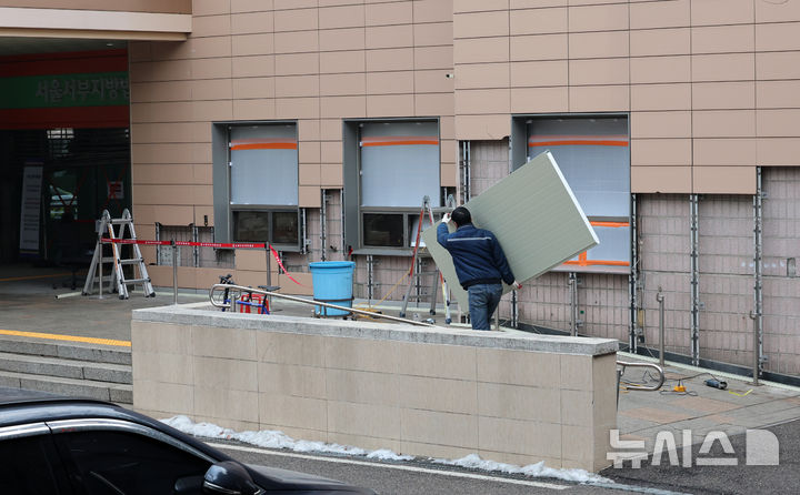 [서울=뉴시스] 이영환 기자 = 20일 오전 서울 마포구 서울서부지방법원에서 공사 관계자들이 파손된 외벽에 보수작업을 하고 있다. 지난 19일 새벽 윤석열 대통령의 구속영장 발부에 지지자들이 집단 폭력 및 법원 안으로 침입하는 사고가 발생했다. 한편 서울서부지방법원은 법원은 정상적으로 운영될 것이라고 밝혔다. 다만 차량을 통한 출입은 불가능하고 출입자는 신분 확인이 필요하다고 전했다.&nbsp; 2025.01.20. 20hwan@newsis.com