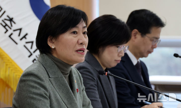 [세종=뉴시스] 강종민 기자 = 송미령 농림축산식품부 장관이 20일 세종시 정부세종청사에서 열린 출입기자 간담회에서 최근 현안에 대해 발언하고 있다. 2025.01.20. ppkjm@newsis.com