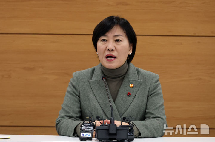[세종=뉴시스] 강종민 기자 = 송미령 농림축산식품부 장관이 20일 세종시 정부세종청사에서 열린 출입기자 간담회에서 최근 현안에 대해 발언하고 있다. 2025.01.20. ppkjm@newsis.com