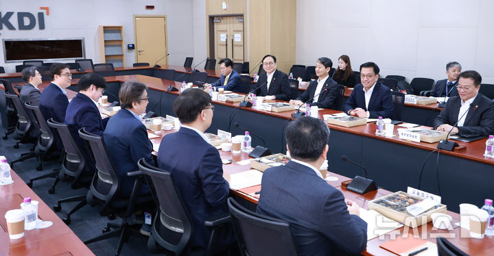 [세종=뉴시스] 조수정 기자 = 최상목 대통령 권한대행 부총리 겸 기획재정부 장관이 20일 세종특별자치시 한국개발연구원(KDI)에서 국책연구기관 오찬 간담회를 갖고 있다. 이날 오찬간담회에는 조동철 한국개발연구원장, 이시욱 대외경제정책연구원장, 권남훈 산업연구원장, 이영 조세재정연구원장, 이항용 금융연구원장이 참석했다. (대통령실통신사진기자단) 2025.01.20. chocrystal@newsis.com