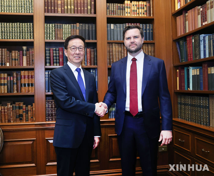 [워싱턴=신화/뉴시스] 19일(현지시간) 워싱턴DC에서 한정 중국 부주석(왼쪽)이 JD 밴스 미국 부통령 당선인과 만나 악수하고 있다. 2025.01.20