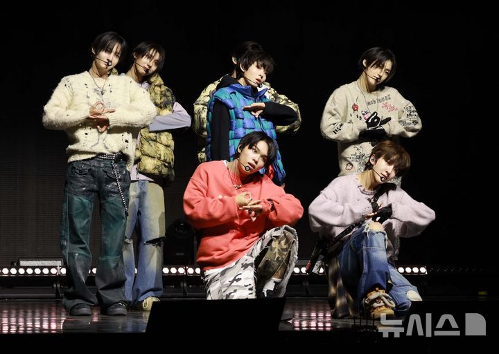 [서울=뉴시스] 고범준 기자 = 보이그룹 '킥플립(KickFlip)'이 20일 서울 광진구 예스24라이브홀에서 열린 데뷔 쇼케이스에서 멋진 무대를 선보이고 있다. 2025.01.20. bjko@newsis.com