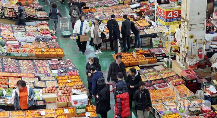 [부산=뉴시스] 하경민 기자 = 설 연휴를 1주일 가량 앞둔 20일 부산 해운대구 반여농산물도매시장이 제수용 및 선물용 과일을 구입하러 나온 시민들로 북적이고 있다. 2025.01.20. yulnetphoto@newsis.com