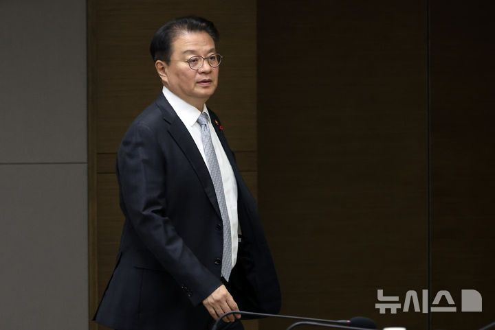 [세종=뉴시스] 강종민 기자 = 방기선 국무조정실장이 20일 세종시 정부세종청사에서 열린 제4회 외청장 회의에 입장하고 있다. 2025.01.20. ppkjm@newsis.com