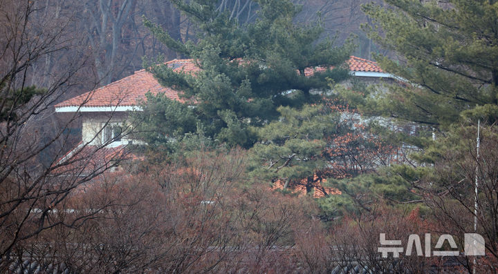 [서울=뉴시스] 전신 기자 = 경찰 비상계엄 특별수사단(특수단)이 20일 오후 서울 삼청동 대통령 안전가옥 폐쇄회로(CC)TV 확보를 위해 압수수색에 나섰다. 사진은 이날 삼청동 대통령 안가 모습. 2025.01.20. photo1006@newsis.com