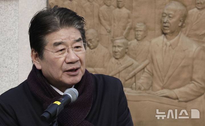 [서울=뉴시스] 최동준 기자 = 20일 서울 중구 한국자유총연맹 자유센터 이승만 대통령 동상 앞에서 열린 '대한민국 자유민주주의 체제 수호와 안보 지킴이 대국민 메시지' 행사에서 강석호 한국자유총연맹 총재가 인사말을 하고 있다. 2025.01.20. photocdj@newsis.com